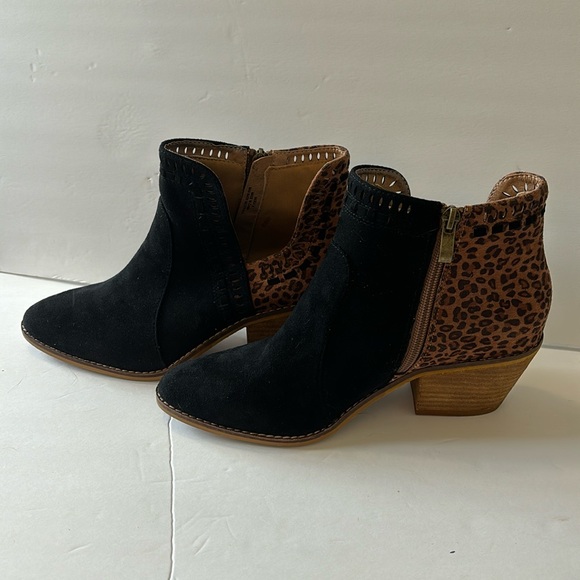 NWOT. CORKYS BOUTIQUE INDEX ANKLE BOOTIE. NEVER WORN. - Picture 7 of 7